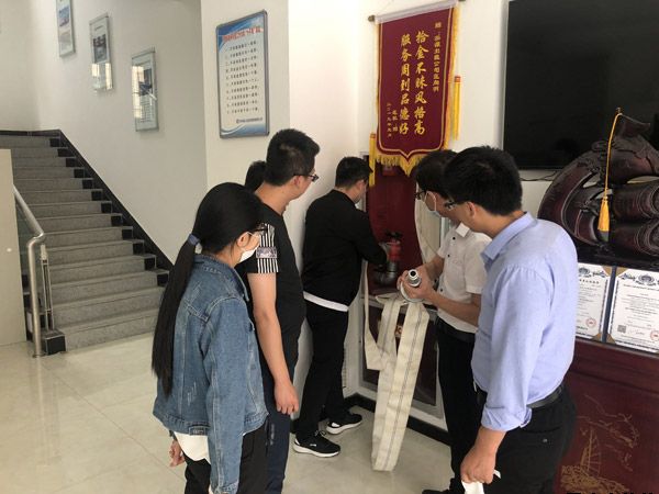 泓源新能源公司、出租車(chē)公司聯(lián)合開(kāi)展消防安全演練(圖2)
