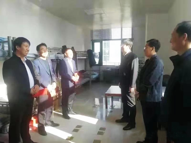 工業(yè)園區管委會(huì )、泓源公司慰問(wèn)園區機關(guān)保安門(mén)衛等一線(xiàn)人員(圖2)