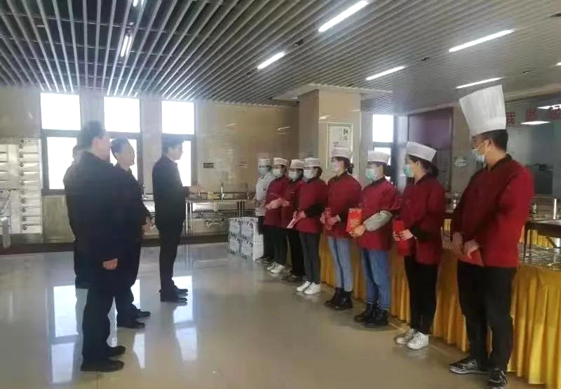 工業(yè)園區管委會(huì )、泓源公司慰問(wèn)園區機關(guān)保安門(mén)衛等一線(xiàn)人員(圖3)